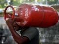 आता दर आठवड्याला LPG गॅसच्या किंमती बदलणार, दरात चढ-उतार होणार  - Marathi News | Now every week gas prices will change, prices will fluctuate by oil companies | Latest business News at Lokmat.com
