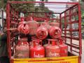 15 दिवसांत 100 रुपयांनी महागलं सिलेंडर, पण सबसिडी तेवढीच - Marathi News | A gas cylinder costs Rs 100 in 15 days, but the subsidy is the same | Latest business Photos at Lokmat.com