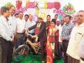 सायकलनेच गाठले विवाहस्थळ, वधू-वरांना दिली सायकल भेट - Marathi News | Bicycle used for reaching wedding destination, aslo gives bridal gift | Latest dharashiv News at Lokmat.com