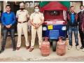 गॅस सिलिंडरचे रीफिलिंग करणाऱ्या भामट्यांना पकडले - Marathi News | Caught scoundrels refilling gas cylinders | Latest nagpur News at Lokmat.com