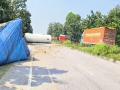 मोरदोली घाट हायवेवर एलपीजी टँकर उलटला, फायर टीम अलर्ट - Marathi News | LPG tanker overturned at Mordoli ghat, fire extinguisher team and police rushed to the spot | Latest gondia News at Lokmat.com