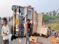 बाभळे फाट्यावर टमाट्याचा ट्रक उलटला - Marathi News | Tomato truck overturned at Babel Gate | Latest dhule News at Lokmat.com