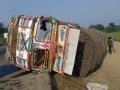 सफरचंदाचा ट्रक महामार्गावर उलटला - Marathi News | The apple truck overturned on the highway | Latest dhule News at Lokmat.com