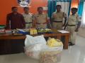 धुळ्यात भल्या पहाटे लक्झरीमधून गुटखा जप्त - Marathi News | Gutkha seized from luxury in the wee hours of the morning | Latest dhule News at Lokmat.com