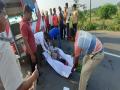 सोनगीरजवळ अपघात, तरुण जागीच ठार - Marathi News | Accident near Songeer, killed at young spot | Latest dhule News at Lokmat.com