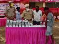 स्थलांतरीत मजुरांना अन्न पाकिटांचे वाटप - Marathi News | Distribution of food packets to migrant workers | Latest dhule News at Lokmat.com