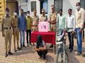 धुळ्यातील मोहाडी पोलिसांनी सिल्लोडच्या एकाला गावठी पिस्तुलसह रंगेहात पकडले - Marathi News | Mohadi police in Dhule caught one of the Sillod with a village pistol | Latest dhule News at Lokmat.com