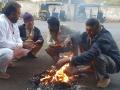 धुळे गारठले, पारा ६ अंशावर ठिकठिकाणी पेटल्या शेकोटी - Marathi News | Dhule was burnt, fires were lit at 6 degrees mercury | Latest dhule News at Lokmat.com