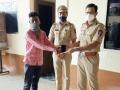 देवपूर पोलिसांनी १९ जणांना परत केले त्यांचे मोबाईल! - Marathi News | Devpur police return mobile phones to 19 people | Latest dhule News at Lokmat.com