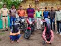 सीसीटीव्ही फुटेजवरुन दुचाकी चोरांना मालेगावहून पकडले - Marathi News | Two-wheeler thieves caught from Malegaon based on CCTV footage | Latest dhule News at Lokmat.com