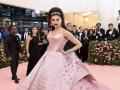 Met Gala 2019 च्या रेड कार्पेटवर राजकन्येसारखी अवतरली दीपिका - Marathi News | Met Gala 2019 Deepika Padukone slays red carpet as a princess in pink | Latest filmy Videos at Lokmat.com