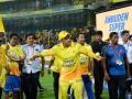 IPL 2019 : मॅचनंतर धोनीने वाटली चाहत्यांना गिफ्ट, पाहा व्हिडीओ - Marathi News | IPL 2019: MS Dhoni's gift to fans, watch video | Latest cricket News at Lokmat.com