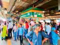 मुंबईत प्लॅटफॉर्मवरील स्टॉल हलवले, पण गर्दी जैसे थे! - Marathi News | The stalls on the platform were moved in Mumbai railway stations but the crowd remain same | Latest mumbai News at Lokmat.com