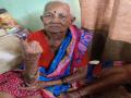 दहिसरच्या १०४ वर्षांच्या आज्जींनी बजावला गृह मतदानाचा हक्क - Marathi News | Dahisar's 104-year-old grandmother exercised her right to vote at home | Latest mumbai News at Lokmat.com