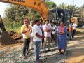 निजामपूर रस्त्यावरील धोकादायक झाड तोडले - Marathi News | Dangerous tree was broken down on Nizampur road | Latest raigad News at Lokmat.com