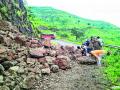 सज्जनगड रस्त्यावर दरड कोसल्याने खोळंबा-१८ तासांनंतर रस्ता मोकळा - Marathi News | Detention due to ravaging of Sajjangad road: Farewell to the road after 18 hours | Latest satara News at Lokmat.com