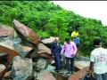 डोंगराचा काही भाग खचला, तहसीलदारांनी केली पाहणी - Marathi News | Part of the mountain was eroded, inspected by tehsildar | Latest sindhudurga News at Lokmat.com