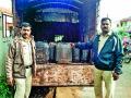 लोणी काळभोरला साडेतीन लाखांची दारू जप्त - Marathi News | Loni Kalbhor seized liquor worth three and a half lakhs | Latest pune News at Lokmat.com