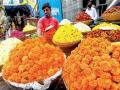 दसरा महागला! फुल बाजार ‘सोन्या’ ने सजले; पावसामुळे फुलांची आवक कमी - Marathi News | Dussehra is expensive! The flower market is adorned with ‘gold’; Decreased flowering due to rains | Latest thane News at Lokmat.com