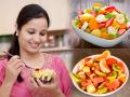 Right ways to eating Fruits : फळं खाताना हमखास सर्वजण करतात ३ चुका? बघा, फळं खाण्याची योग्य पद्धत... - Marathi News | Right ways to eat Fruits: Everybody makes 3 mistakes while eating fruits? Here is the right way to eat fruit ... | Latest sakhi News at Lokmat.com