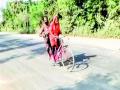 अपघातग्रस्त वडिलांना सायकलवर बसवून केला १२०० किमीचा प्रवास; पंधरा वर्षे वयाच्या मुलीचे धाडस - Marathi News |  The father of the accident traveled 1200 km on a bicycle | Latest national News at Lokmat.com