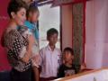 Toraja Indonesia: येथे मृत व्यक्तीला दिले जाते गरमागरम जेवण, मृत देहाचे फोटो पाहुन उडेल थरकाप - Marathi News | Toraja culture in Indonesia famous for serving dead body hot food | Latest jarahatke News at Lokmat.com