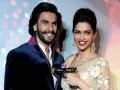 OMG! दीपिका पादुकोणने चक्क बॅटने मारले रणवीर सिंगला, पाहा हा व्हिडिओ - Marathi News | Deepika Padukone hits Ranveer Singh with a bat, he says it is the story of his life ‘reel and real’. Watch video | Latest filmy News at Lokmat.com