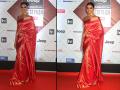 पुरस्कार सोहळ्याच्या रेड कार्पेटवर दिसला दीपिकाचा देसी अंदाज! - Marathi News | Deepika Padukones desi look on red carpet | Latest filmy Photos at Lokmat.com