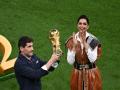 Fifa World Cup Final: दीपिकाच्या हाती 'वर्ल्ड' कप! आतापर्यंत जे कुणालाच नाही जमलं ते बॉलिवूड अभिनेत्रीनं केलं - Marathi News | Fifa World Cup Final: Bollywod Actress Deepika Padukone joins Spanish legend Iker Casillas in unveiling FIFA WC trophy ahead of Iconic Final | Latest football Photos at Lokmat.com