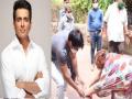 सोनू सूदचे कोणी हात जोडले तर कोणी पाया पडल्या, हे पाहून हात जोडत सोनू म्हणाला... - Marathi News | Sonu Sood meets people seeking help outside his Mumbai home. watch video | Latest filmy News at Lokmat.com