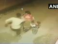 Video - दिल्लीमध्ये सोनसाखळी चोरांचा हैदोस - Marathi News | Two bike-borne men rob a woman at knifepoint in Delhi's Dayalpur | Latest national News at Lokmat.com