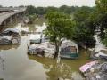 Delhi Flood : पावसाचा हाहाकार! दिल्लीत पुरामुळे अनेक कुटुंबं आली रस्त्यावर; महिलांनी मांडल्या व्यथा - Marathi News | flood situation in delhi many families came on the streets flood affected family | Latest national News at Lokmat.com