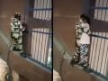 Viral Video : CISF ला सलाम! २५ फूटांवर अडकलेल्या लहान मुलीला वाचवण्यासाठी जवानाने केली प्रयत्नांची शर्थ.. - Marathi News | Viral Video: Salute to CISF! The condition of the efforts made by the jawans to save the little girl who was trapped at 25 feet. | Latest sakhi News at Lokmat.com