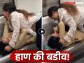दे दणादण! मेट्रोमध्ये एकमेकींच्या झिंज्या उपटल्या तरी गप्प नाही बसल्या, Video तुफान व्हायरल - Marathi News | two women clash in delhi metro fight video viral | Latest national News at Lokmat.com