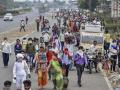CoronaVirus : लॉकडाऊनदरम्यान परराज्यांतील मजुरांची स्वगृही परतण्याची धडपड; सर्वोच्च न्यायालय म्हणाले... - Marathi News | CoronaVirus : supreme court to address the issue of stranded migrant workers amid nationwide lockdown coronavirus vrd | Latest national News at Lokmat.com