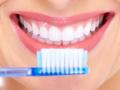 योग्य टुथब्रश निवडण्यासाठी काही खास टिप्स - Marathi News | Some tips to choose the right toothbrush | Latest beauty News at Lokmat.com