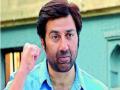 ... आणि सनी देओलने पेट्रोल पंपावर लोकांना मारायला उचलली होती चप्पल - Marathi News | sunny deol removes his chappal on petrol pump to beaten someone | Latest filmy News at Lokmat.com