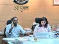 Kolhapur: इचलकरंजी आयुक्तांच्या एका खुर्चीवर दोन आयुक्त - Marathi News | Two Commissioners on one chair of Ichalkaranji Commissioner | Latest kolhapur News at Lokmat.com