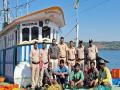 देवगडमध्ये कर्नाटक नौकेवर धडक कारवाई; ७ खलाशी ताब्यात - Marathi News | Raid on Karnataka ship in Devgad 7 sailors detained | Latest sindhudurga News at Lokmat.com