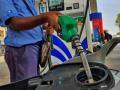 कोलकाता तसेच दिल्लीतही पेट्रोल शंभरीकडे  - Marathi News | petrol price near the Hundred rupee in Kolkata as well as Delhi | Latest business News at Lokmat.com