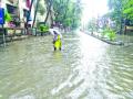 कळंबोली परिसरात घरांमध्ये शिरले पावसाचे पाणी - Marathi News | Rainwater seeped into houses in Kalamboli area | Latest raigad News at Lokmat.com