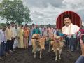 भाऊ अन् भाचास नांगरास जुंपलेल्या शेतकऱ्याच्या बांधावर थेट कृषिमंत्र्यांनी पाठवली बैलजोड - Marathi News | The agriculture minister sent a bullock directly to the farmer's dam where brothers and nephew were tied to the plough | Latest hingoli News at Lokmat.com