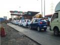 भिवंडीतील पडघा टोलनाक्यावर वाहनांच्या लांबचलांब रांगा - Marathi News | Long queues of vehicles at Padgha toll plaza in Bhiwandi | Latest vasai-virar News at Lokmat.com