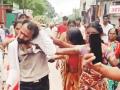 जातीवाचक शिवीगाळ करणाऱ्या समाजसेवकाची महिलांनी काढली धिंड - Marathi News | Women beaten the social worker who used caste-based abuse | Latest chhatrapati-sambhajinagar News at Lokmat.com