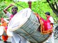 मिरवणुकीत ढोल-ताशांचा गजर... पण, बंधनात - Marathi News | Procession of drum-cards ... But in bondage | Latest pune News at Lokmat.com