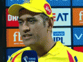 ...आणि धोनी मैदानात घुसला - Marathi News | ... and Dhoni enters the field | Latest cricket News at Lokmat.com