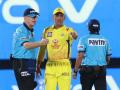 CSK vs RR Latest News : महेंद्रसिंग धोनीचा पारा चढला, थेट अम्पायरशी भिडला; जाणून घ्या नक्की काय झालं  - Marathi News | CSK vs RR Latest News : MS Dhoni protesting against field umpire decision  | Latest cricket News at Lokmat.com
