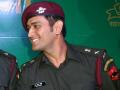 धोनीने दिली इंडीयन आर्मी शाळेला सरप्राईज भेट - Marathi News | ms dhoni visited indian army school in shrinagar | Latest international Photos at Lokmat.com
