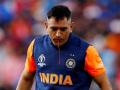 ICC World Cup 2019 : धोनीच्या थुंकीतून रक्त... जाणून घ्या 'त्या' फोटोमागचं सत्य! - Marathi News | ICC World Cup 2019 : Picture of MS Dhoni spitting out blood goes viral, Here's what happened | Latest cricket News at Lokmat.com