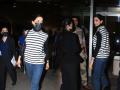 Deepika Padukone : आईसोबत एअरपोर्टवर दिसली दीपिका पादुकोण, फोटो पाहून फॅन्सचं वाढलं ‘टेन्शन’ - Marathi News | Days after alleged hospitalization, Deepika Padukone spotted at the airport | Latest filmy Photos at Lokmat.com